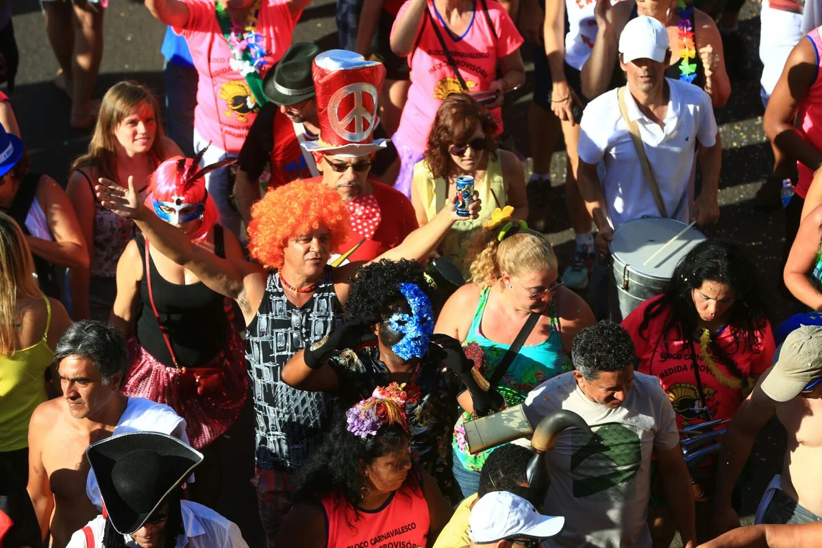 Foliões tomam as ruas de Brasília no segundo dia de carnaval - imagem 21 Foliões tomam as ruas de Brasília no segundo dia de carnaval - imagem 21