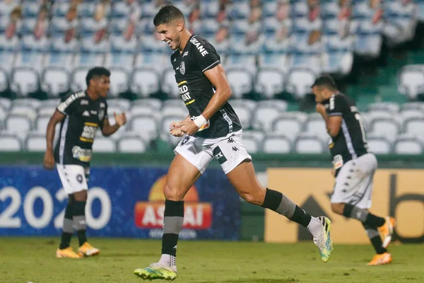 jogador comemora gol