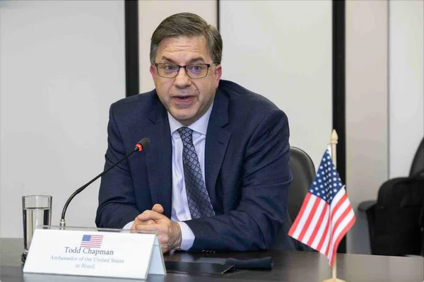EUA avaliam nova doação de vacinas ao Brasil, diz embaixador