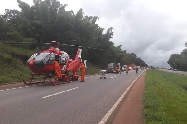 Crianças sofrem fratura na perna após carro capotar na BR-060
