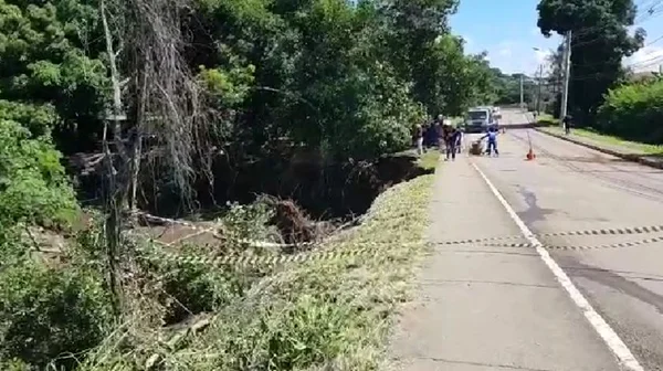 DF: córrego transborda, rompe tubulação de água e provoca erosão