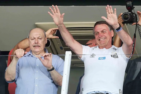 Santos x SP: Bolsonaro vai à Vila Belmiro e veste camisa do Peixe