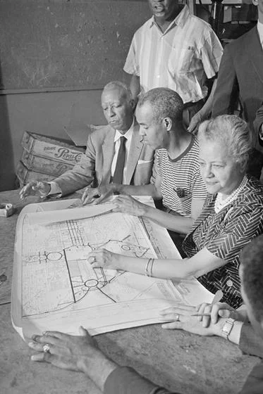Você já ouviu falar no Big Six? Os seis homens que organizaram a Marcha de Washington em 1963, no dia do famoso discurso "I have a dream" de Martin Luther King? Pois é, esqueceram de citar Anna Arnold Hedgeman, a única mulher do comitê organizador. Anna organizou o transporte, água e comida para os participantes e reuniu vários grupos para participar do evento. Você já ouviu falar no Big Six? Os seis homens que organizaram a Marcha de Washington em 1963, no dia do famoso discurso "I have a dream" de Martin Luther King? Pois é, esqueceram de citar Anna Arnold Hedgeman, a única mulher do comitê organizador. Anna organizou o transporte, água e comida para os participantes e reuniu vários grupos para participar do evento.