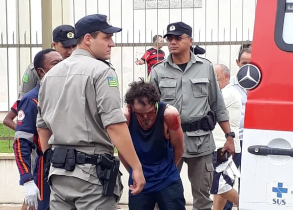 “Aconteceu”, relata jovem após ter esfaqueado quatro pessoas em igreja