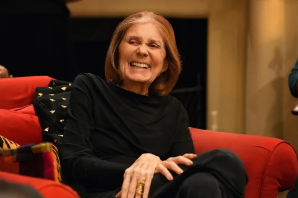 Imagem colorida de Gloria Steinem - Metrópoles