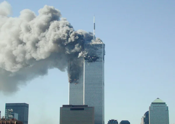 Fumaça sai do World Trade Center, em Nova York, após ser atingido por dois aviões em 11 de setembro de 2001 - Metrópoles