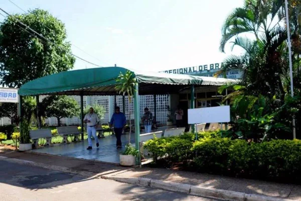 Imagem colorida da fachada do hospital de Brazlândia