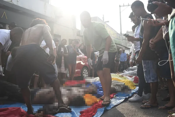 Megaoperação no Rio de Janeiro. Moradores empilham e fazem contagem de corpos após operação da polícia contra o CV no Rio de Janeiro