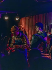 Ed Gama viralizou de vez após ter feito uma versão brasileira da música portuguesa Deslocado, que foi regravada por Zé Vaqueiro. O cantor, então, convidou o humorista para eles cantarem juntos Ed Gama viralizou de vez após ter feito uma versão brasileira da música portuguesa Deslocado, que foi regravada por Zé Vaqueiro. O cantor, então, convidou o humorista para eles cantarem juntos