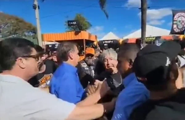 Imagem colorida de Jair Bolsonaro andando com apoiadores no capital motoweek - Metrópoles