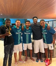 Vini Jr. com os amigos em sua mansão.
