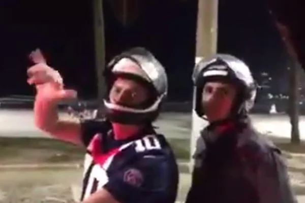 Bolsonaro passeia de moto pelo Guarujá, onde passa o feriado