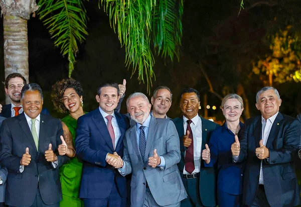 Em jantar com líderes, Lula sinaliza que será “candidatíssimo” em 2026