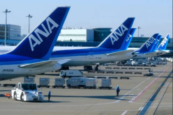 Imagem colorida, avião da empresa ANA, do Japão- Metrópoles