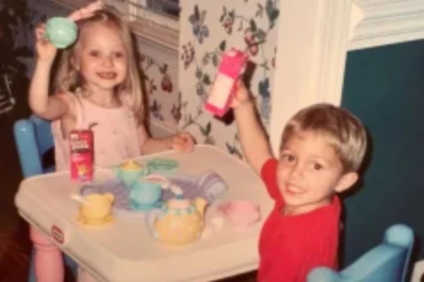 Casal que se conheceu na infância recria foto fofa 20 anos depois