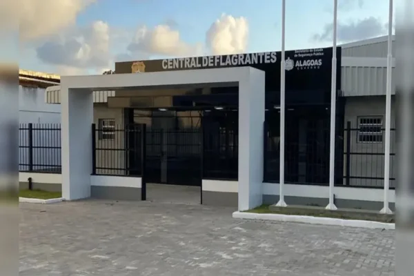Imagem colorida da fachada da Central de Flagrantes - Metrópoles