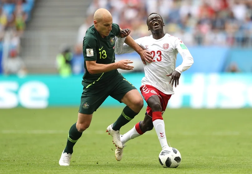 Australiano Aaron Mooy comete falta no dinamarquês Pione Sisto Australiano Aaron Mooy comete falta no dinamarquês Pione Sisto