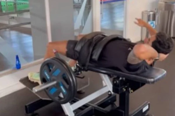 Rodolffo Matthaus fazendo exercício - Metrópoles