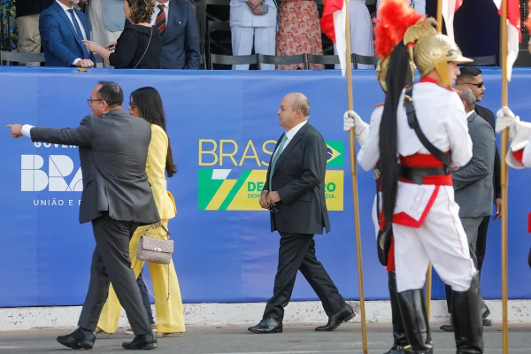 Imagem colorida do governador Ibaneis Rocha caminhando na Esplanada durante o desfile de 7 de Setembro