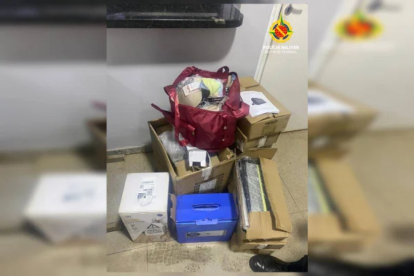 Homem preso após roubar carro de entregas