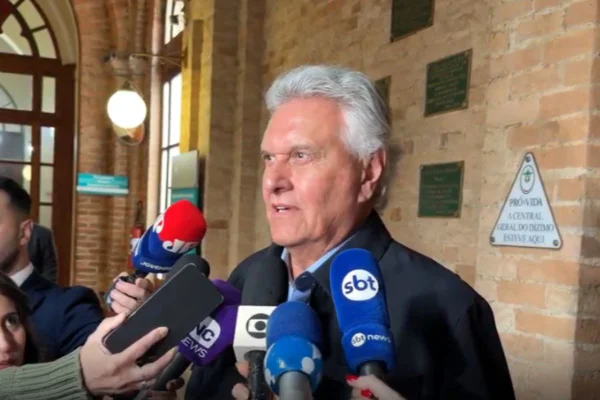 Imagens coloridas mostram coletiva de imprensa do candidato à Presidência da República Ronaldo Caiado