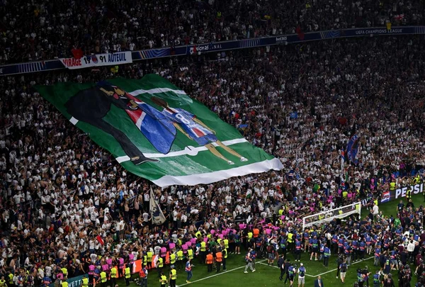 Imagem colorida da homenagem de torcedores do PSG - Metrópoles