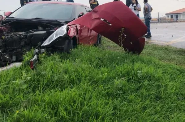Carro de luxo e trem batem sobre ferrovia de Curitiba