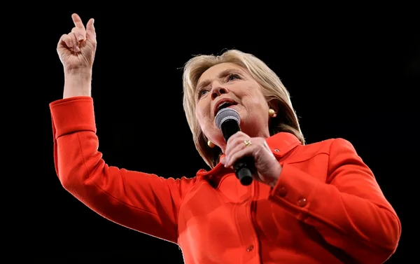 EUA: Hillary Clinton e Bernie Sanders fazem campanha em Iowa