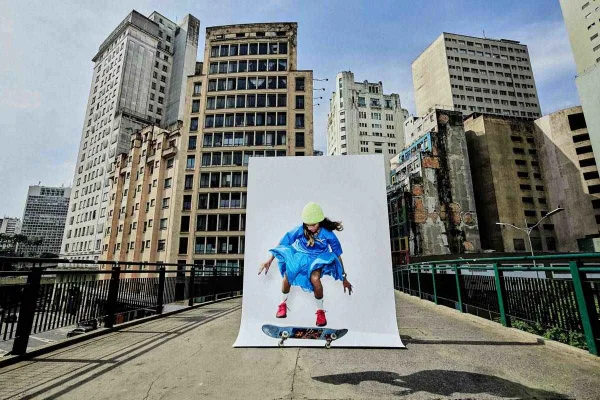 Rayssa Leal fazendo manobra de skate em campanha da Nike