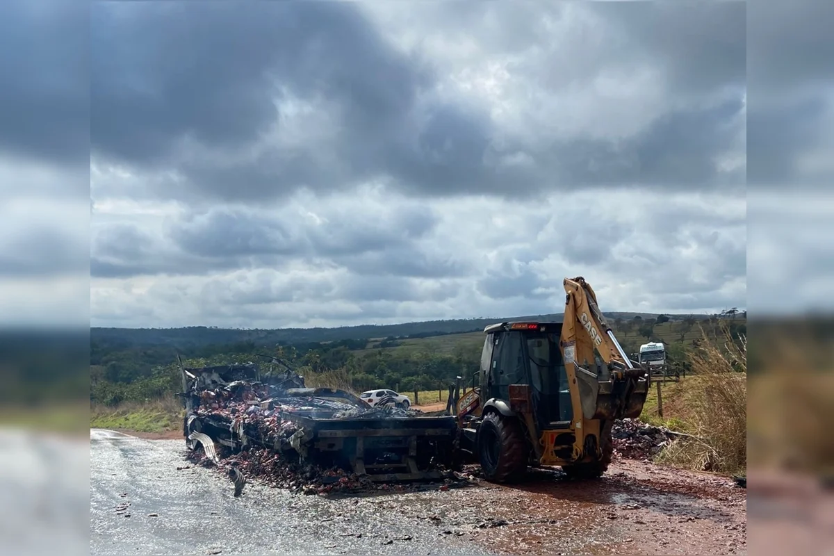 Carreta pega fogo e espalha leite condensado em rodovia de Caldas Novas - imagem 5 Carreta pega fogo e espalha leite condensado em rodovia de Caldas Novas - imagem 5