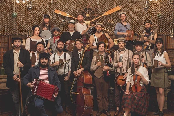 Foto colorida da banda The Old Time Sailors - Metrópoles