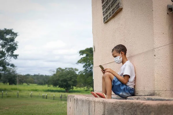 Menino anda 2 km por dia para ter internet e não perder aula on-line 1