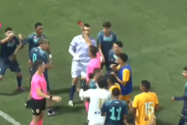 Imagem colorida da partida entre Brasiliense x Sfera-SP