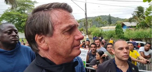 Sem vacina, Bolsonaro diz que foi impedido de assistir a jogo do Santos