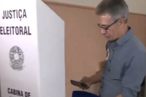 Zema entra com celular na cabine de votação, em Araxá (MG)
