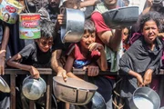 Palestinos segurando panelas Palestinos segurando panelas