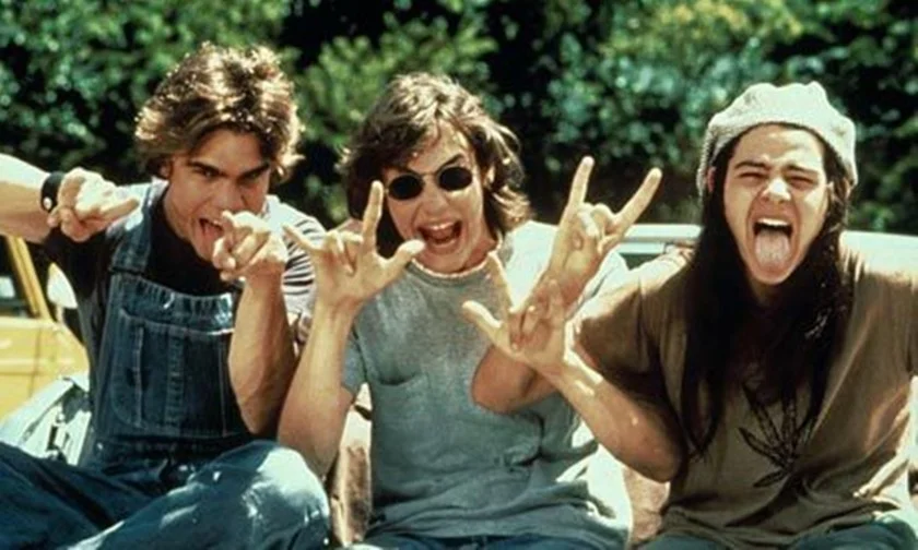 <strong>Jovens, Loucos e Rebeldes (1993).</strong> Embora a trama não inclua a formação de uma banda, a atmosfera e a trilha sonora fazem desse filme um ícone da cultura rock. A história é sobre um grupo de estudantes do ensino médio durante o último dia de aula, no Texas, em maio de 1976 – auge de grandes bandas. A trilha sonora conta com nomes como Alice Cooper, Bob Dylan e Black Sabbath. Assista ao <a href="http://www.adorocinema.com/filmes/filme-42122/trailer-19479582/">trailer</a> <strong>Jovens, Loucos e Rebeldes (1993).</strong> Embora a trama não inclua a formação de uma banda, a atmosfera e a trilha sonora fazem desse filme um ícone da cultura rock. A história é sobre um grupo de estudantes do ensino médio durante o último dia de aula, no Texas, em maio de 1976 – auge de grandes bandas. A trilha sonora conta com nomes como Alice Cooper, Bob Dylan e Black Sabbath. Assista ao <a href="http://www.adorocinema.com/filmes/filme-42122/trailer-19479582/">trailer</a>