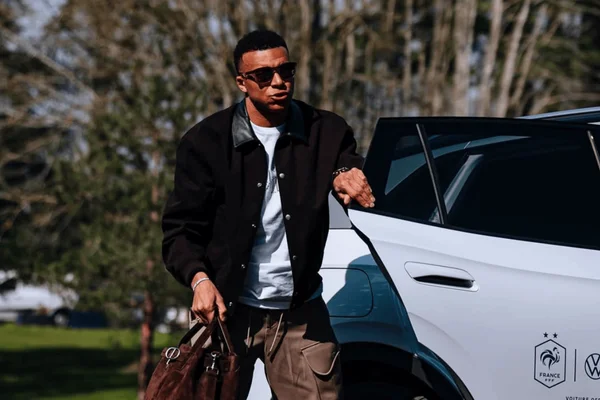 Kylian Mbappé se apresentando na seleção francesa