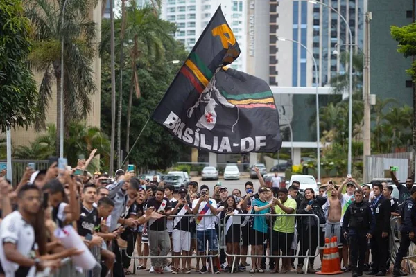 Torcedores do Vasco fazem “vigília” em hotel na véspera de partida contra o Trem: “Vai ser goleada”