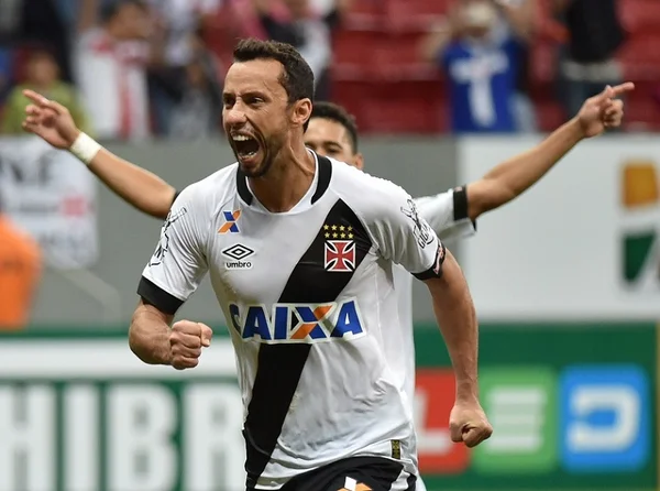 Nenê marca dois, Vasco vence o Vila Nova e mantém ponta da Série B
