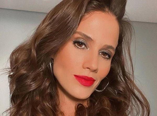 Mulher de batom vermelho e cabelos longos