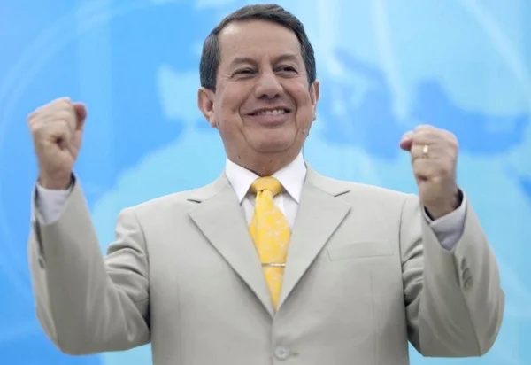 Governo Bolsonaro concede passaporte diplomático a pastor R. R. Soares