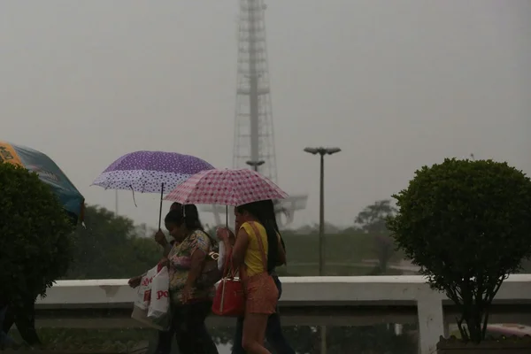 Chuva no DF. Motociclista é arrastado por correnteza em Vicente Pires