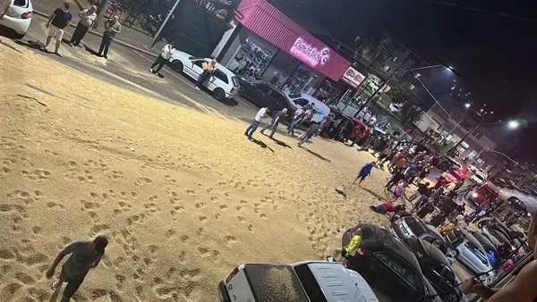 Imagem colorida de acidente de trânsito provocado por caminhão desgovernado no Paraná - Metrópoles