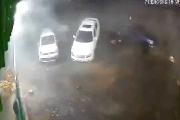 Foto colorida de carro sendo levantado por vento durante temporal no Paraná - Metrópoles