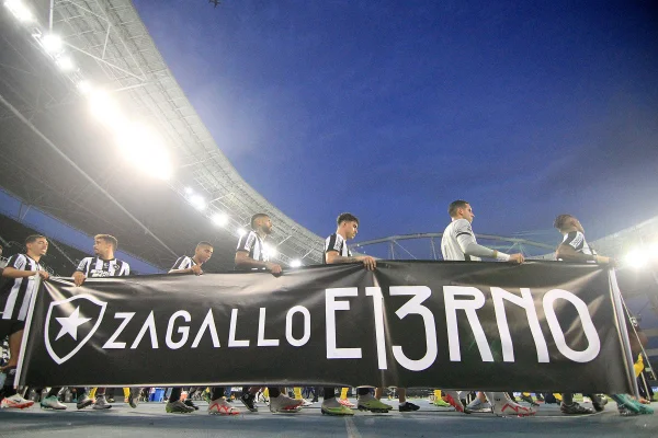 Foto colorida de homenagem para Zagallo - Metrópoles