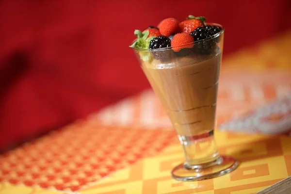 Aprenda a receita do mousse de chocolate fit para comer sem culpa