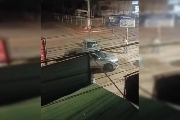 Vídeo: homem bate em carro de rival após tomar “bandão” durante briga