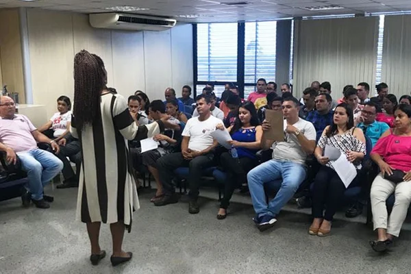 Trans retira processo contra pastelaria e palestra para empregados