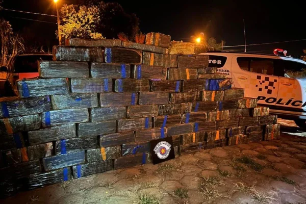 Imagem colorida mostra pilha de drogas perto de estrada durante uma das operações contra drogas em São Paulo que causara prejuízo ao crime organizado - Metrópoles
